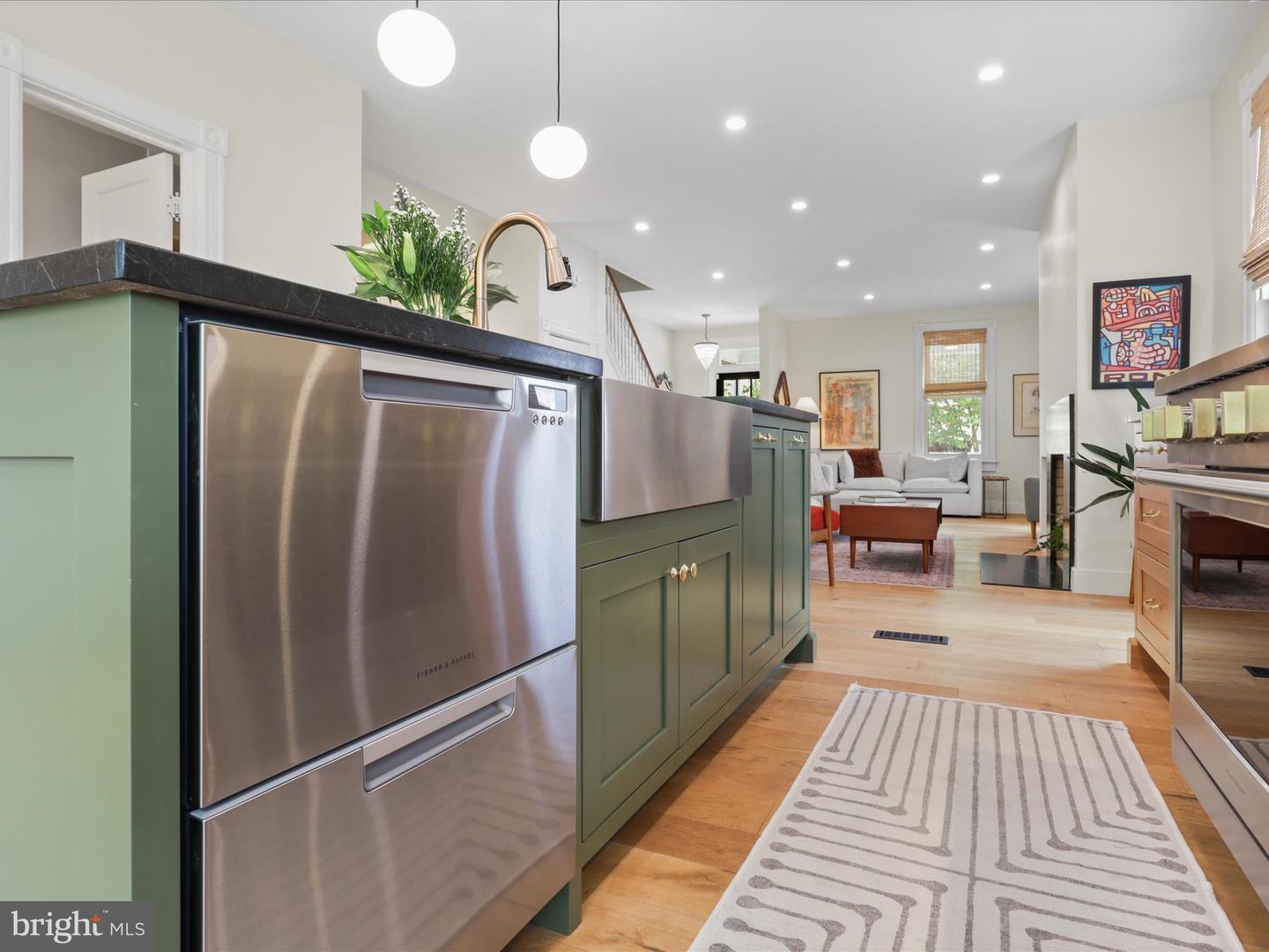 19 E DEL RAY AVE E, ALEXANDRIA, Virginia 22301, 3 Bedrooms Bedrooms, ,2 BathroomsBathrooms,Residential,For sale,19 E DEL RAY AVE E,VAAX2045470 MLS # VAAX2045470