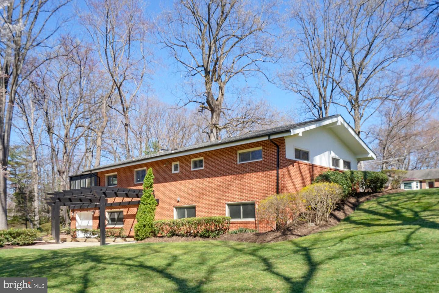 3900 MILLCREEK DR, ANNANDALE, Virginia 22003, 4 Bedrooms Bedrooms, 10 Rooms Rooms,3 BathroomsBathrooms,Residential,For sale,3900 MILLCREEK DR,VAFX2244272 MLS # VAFX2244272