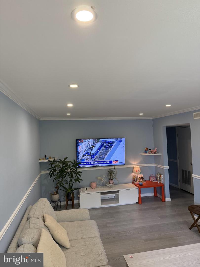 513 N ARMISTEAD ST #203, ALEXANDRIA, Virginia 22312, 3 Bedrooms Bedrooms, ,1 BathroomBathrooms,Residential,For sale,513 N ARMISTEAD ST #203,VAAX2046020 MLS # VAAX2046020