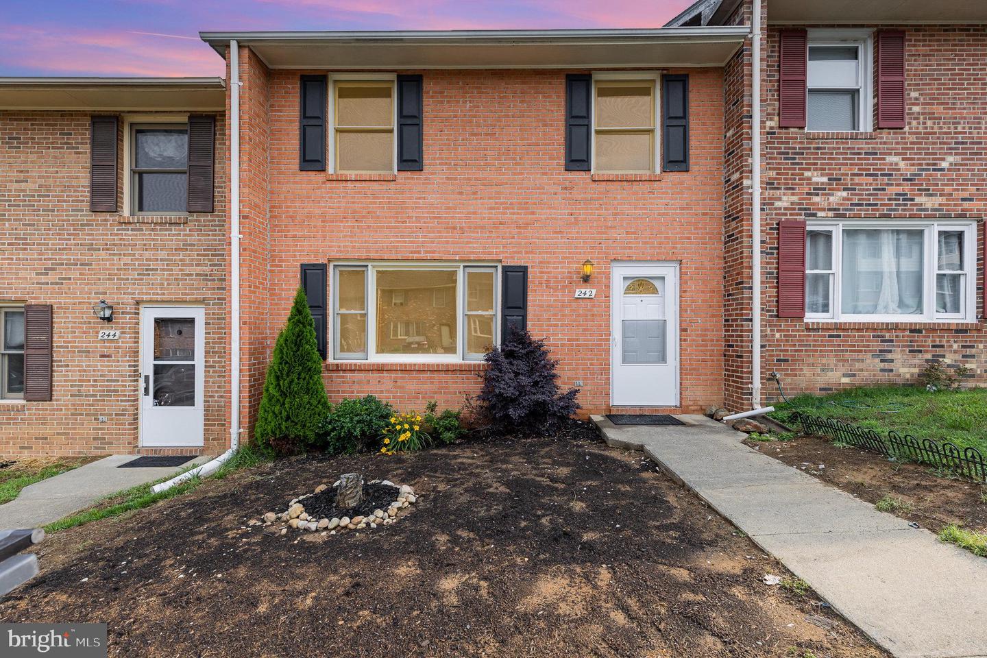 242 OVERLOOK CT, FREDERICKSBURG, Virginia 22405, 3 Bedrooms Bedrooms, ,2 BathroomsBathrooms,Residential,For sale,242 OVERLOOK CT,VAST2039468 MLS # VAST2039468