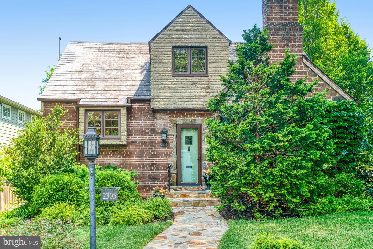 2305 S INGE ST S, ARLINGTON, Virginia 22202, 4 Bedrooms Bedrooms, ,2 BathroomsBathrooms,Residential,For sale,2305 S INGE ST S,VAAR2058458 MLS # VAAR2058458