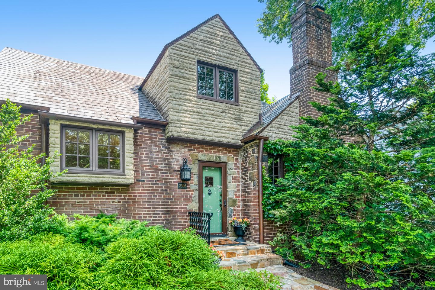 2305 S INGE ST S, ARLINGTON, Virginia 22202, 4 Bedrooms Bedrooms, ,2 BathroomsBathrooms,Residential,For sale,2305 S INGE ST S,VAAR2058458 MLS # VAAR2058458
