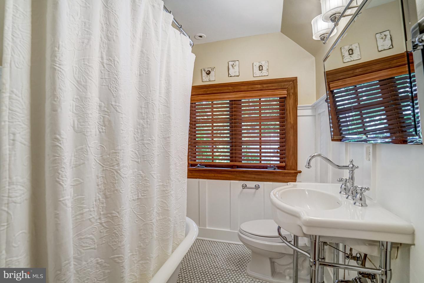 2305 S INGE ST S, ARLINGTON, Virginia 22202, 4 Bedrooms Bedrooms, ,2 BathroomsBathrooms,Residential,For sale,2305 S INGE ST S,VAAR2058458 MLS # VAAR2058458