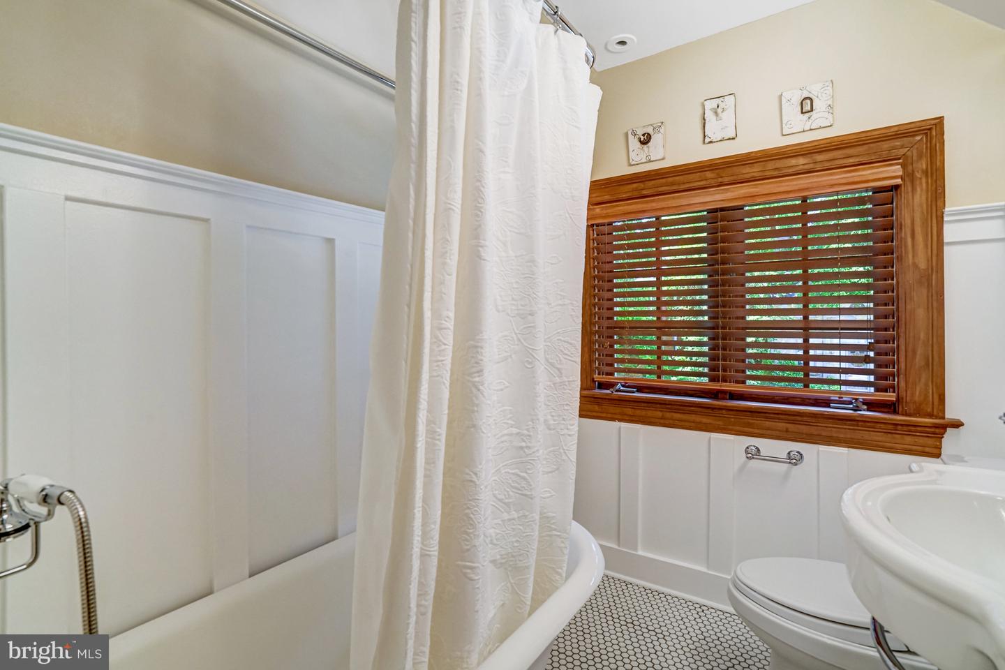 2305 S INGE ST S, ARLINGTON, Virginia 22202, 4 Bedrooms Bedrooms, ,2 BathroomsBathrooms,Residential,For sale,2305 S INGE ST S,VAAR2058458 MLS # VAAR2058458