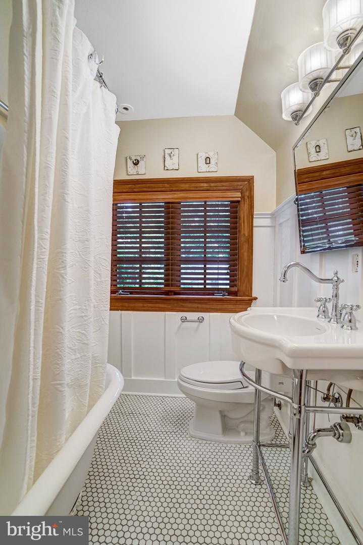 2305 S INGE ST S, ARLINGTON, Virginia 22202, 4 Bedrooms Bedrooms, ,2 BathroomsBathrooms,Residential,For sale,2305 S INGE ST S,VAAR2058458 MLS # VAAR2058458