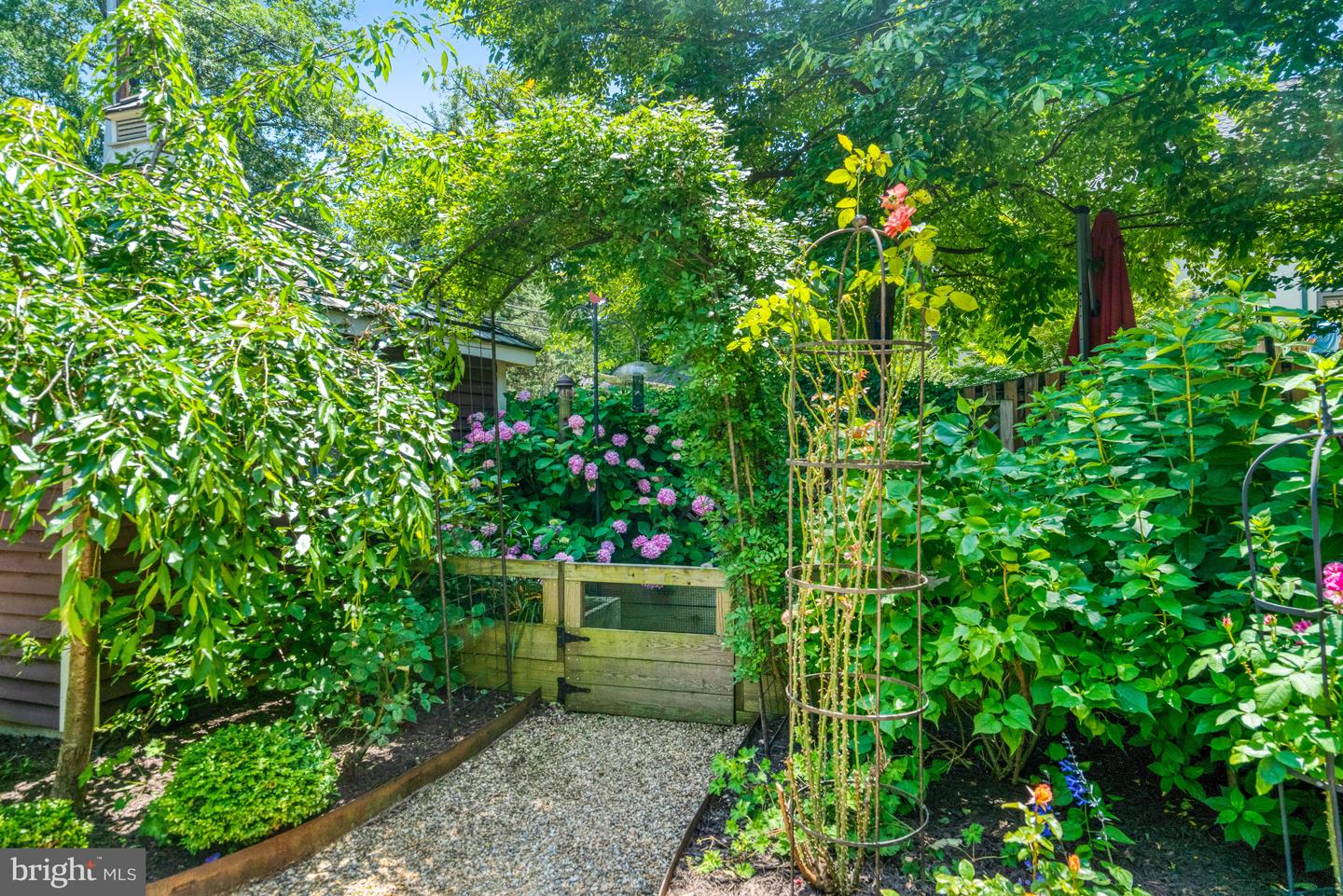 2305 S INGE ST S, ARLINGTON, Virginia 22202, 4 Bedrooms Bedrooms, ,2 BathroomsBathrooms,Residential,For sale,2305 S INGE ST S,VAAR2058458 MLS # VAAR2058458