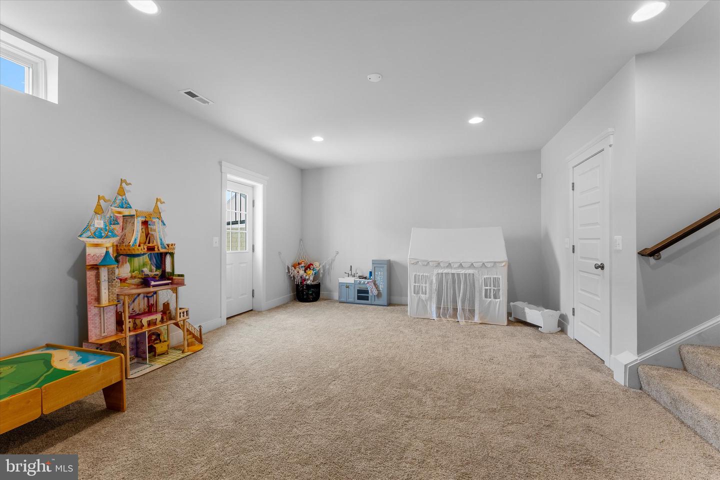 17968 RIDGEWOOD PL, ROUND HILL, Virginia 20141, 4 Bedrooms Bedrooms, 9 Rooms Rooms,4 BathroomsBathrooms,Residential,For sale,17968 RIDGEWOOD PL,VALO2098834 MLS # VALO2098834