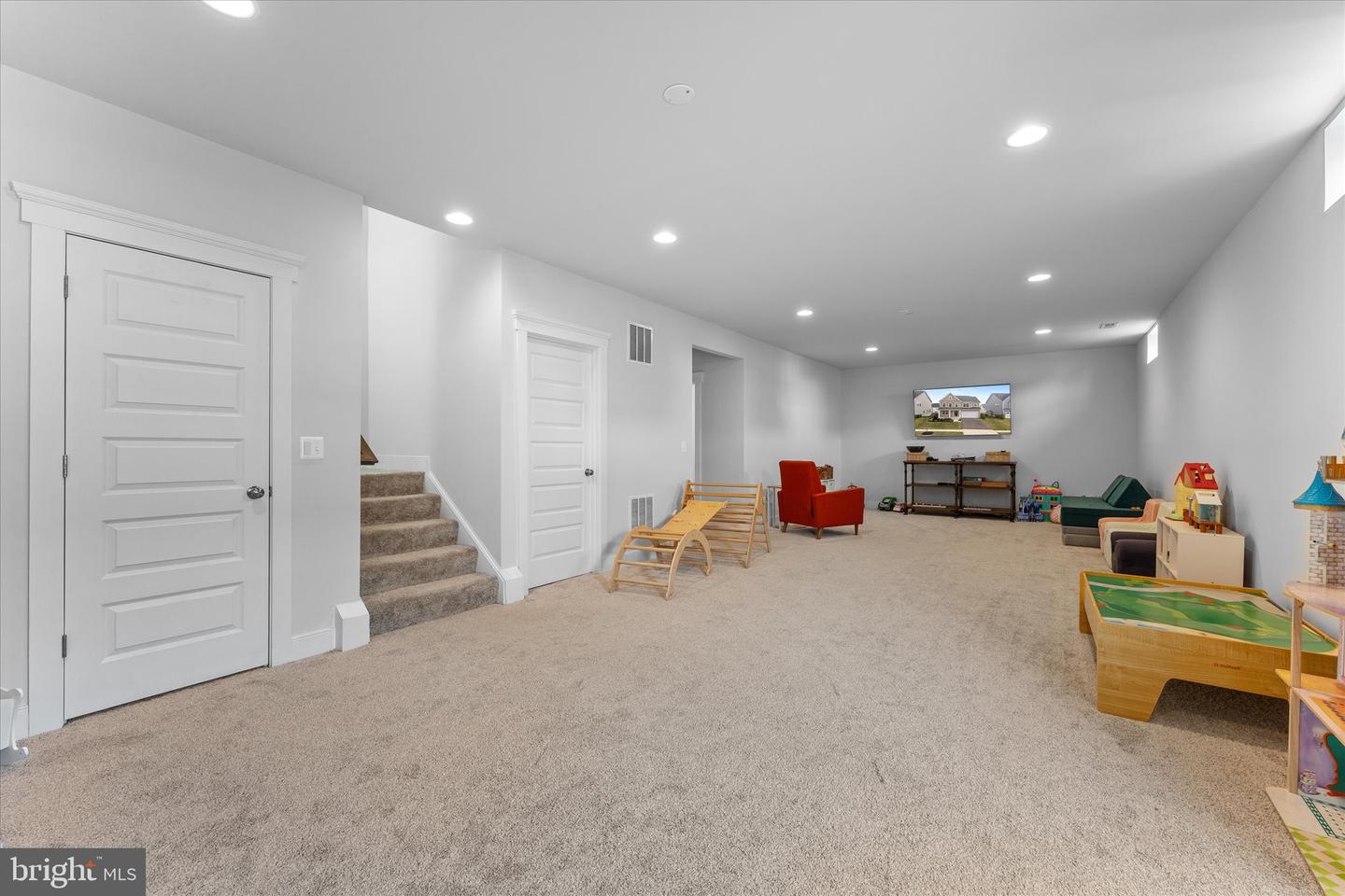 17968 RIDGEWOOD PL, ROUND HILL, Virginia 20141, 4 Bedrooms Bedrooms, 9 Rooms Rooms,4 BathroomsBathrooms,Residential,For sale,17968 RIDGEWOOD PL,VALO2098834 MLS # VALO2098834