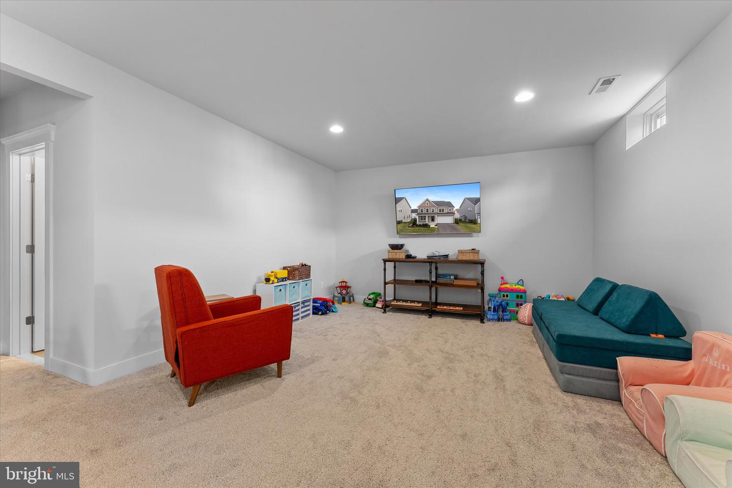 17968 RIDGEWOOD PL, ROUND HILL, Virginia 20141, 4 Bedrooms Bedrooms, 9 Rooms Rooms,4 BathroomsBathrooms,Residential,For sale,17968 RIDGEWOOD PL,VALO2098834 MLS # VALO2098834