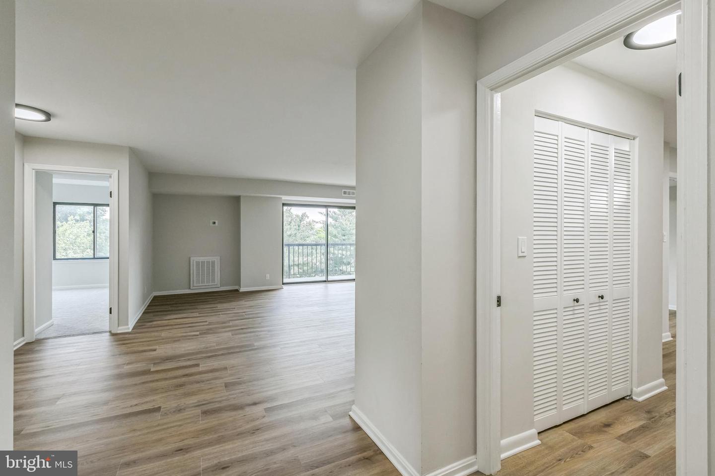 3800 POWELL LN #802, FALLS CHURCH, Virginia 22041, 2 Bedrooms Bedrooms, ,2 BathroomsBathrooms,Residential,For sale,3800 POWELL LN #802,VAFX2245336 MLS # VAFX2245336
