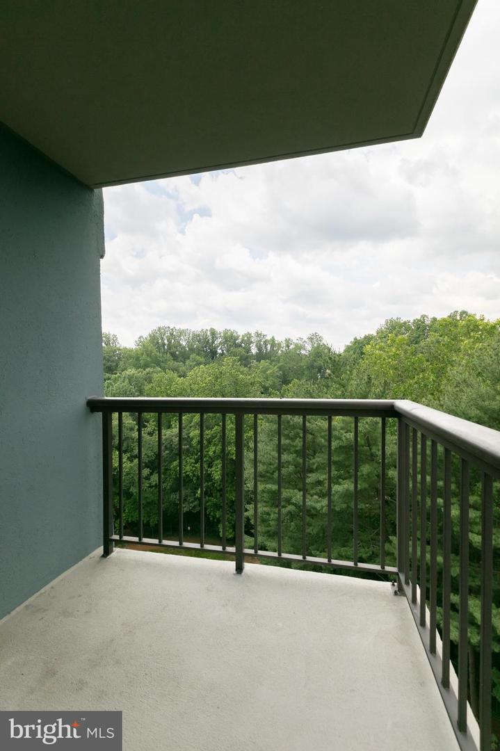 3800 POWELL LN #802, FALLS CHURCH, Virginia 22041, 2 Bedrooms Bedrooms, ,2 BathroomsBathrooms,Residential,For sale,3800 POWELL LN #802,VAFX2245336 MLS # VAFX2245336