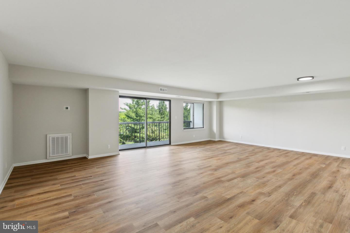 3800 POWELL LN #802, FALLS CHURCH, Virginia 22041, 2 Bedrooms Bedrooms, ,2 BathroomsBathrooms,Residential,For sale,3800 POWELL LN #802,VAFX2245336 MLS # VAFX2245336