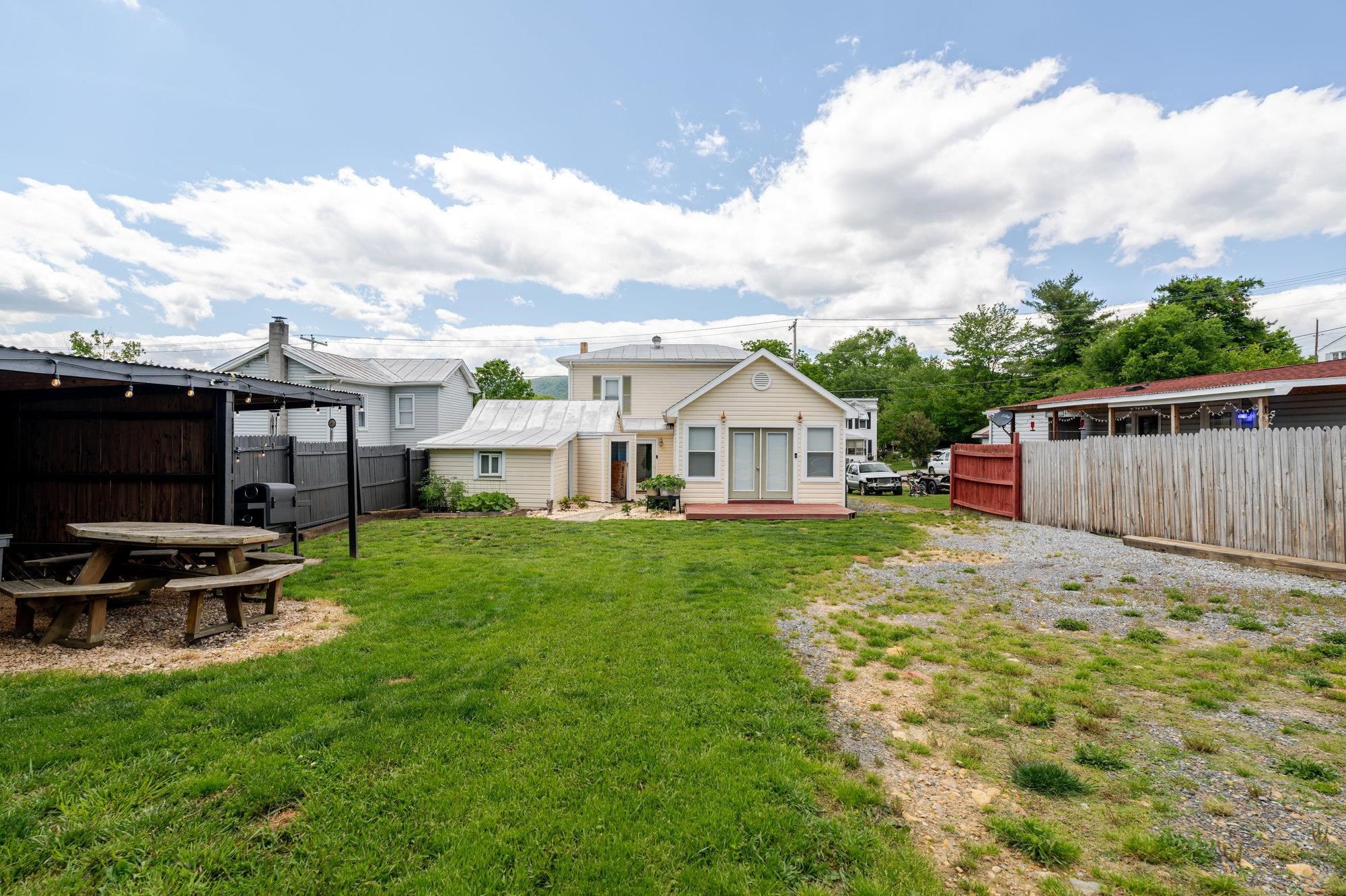 206 N THIRD ST, SHENANDOAH, Virginia 22849, 3 Bedrooms Bedrooms, ,2 BathroomsBathrooms,Residential,206 N THIRD ST,665052 MLS # 665052
