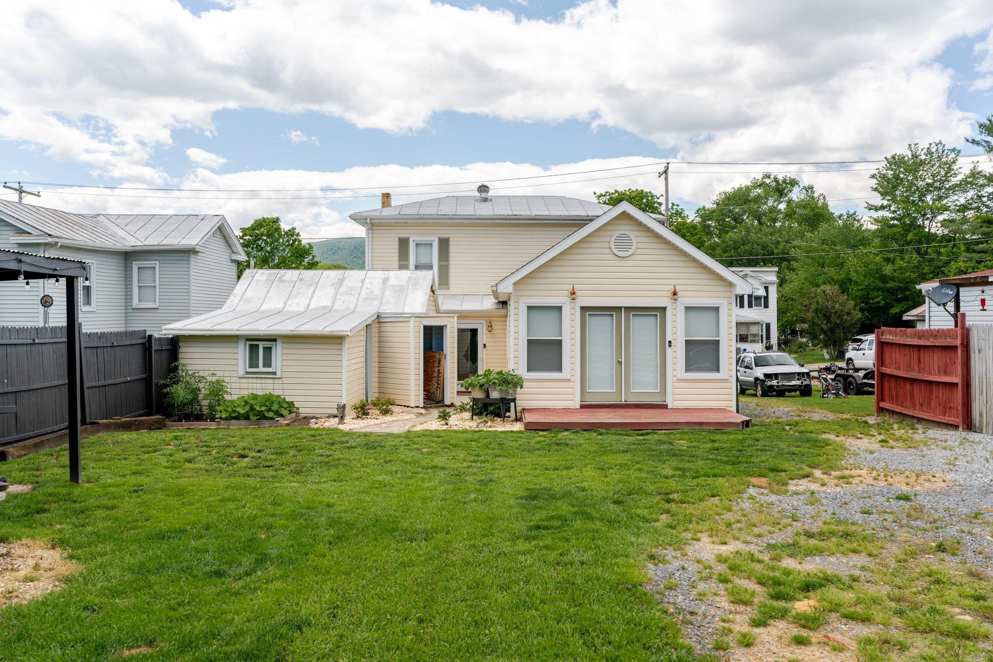 206 N THIRD ST, SHENANDOAH, Virginia 22849, 3 Bedrooms Bedrooms, ,2 BathroomsBathrooms,Residential,206 N THIRD ST,665052 MLS # 665052