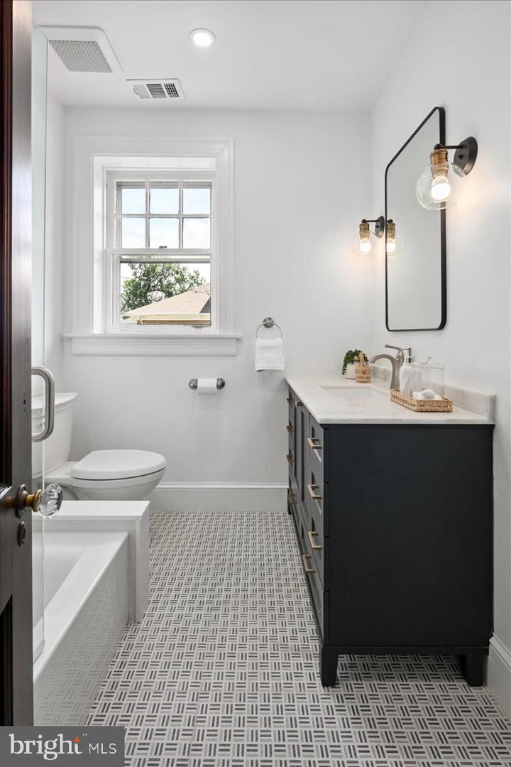 1501 HAMILTON ST NW, WASHINGTON, District Of Columbia 20011, 8 Bedrooms Bedrooms, ,6 BathroomsBathrooms,Residential,For sale,1501 HAMILTON ST NW,DCDC2194510 MLS # DCDC2194510