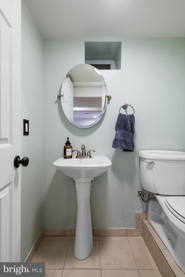 6002 WILLIAMSBURG RD, ALEXANDRIA, Virginia 22303, 2 Bedrooms Bedrooms, ,1 BathroomBathrooms,Residential,For sale,6002 WILLIAMSBURG RD,VAFX2233250 MLS # VAFX2233250