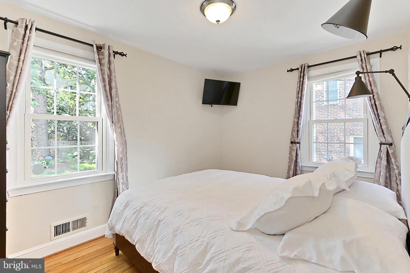5712 18TH RD N, ARLINGTON, Virginia 22205, 4 Bedrooms Bedrooms, 9 Rooms Rooms,2 BathroomsBathrooms,Residential,For sale,5712 18TH RD N,VAAR2056008 MLS # VAAR2056008