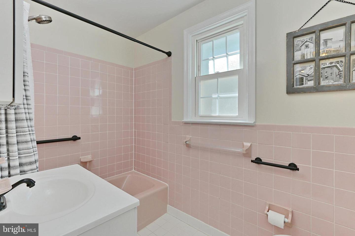 5712 18TH RD N, ARLINGTON, Virginia 22205, 4 Bedrooms Bedrooms, 9 Rooms Rooms,2 BathroomsBathrooms,Residential,For sale,5712 18TH RD N,VAAR2056008 MLS # VAAR2056008