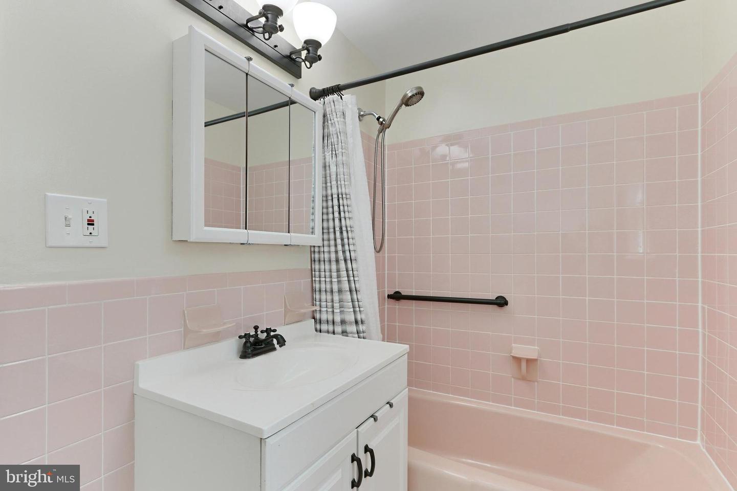 5712 18TH RD N, ARLINGTON, Virginia 22205, 4 Bedrooms Bedrooms, 9 Rooms Rooms,2 BathroomsBathrooms,Residential,For sale,5712 18TH RD N,VAAR2056008 MLS # VAAR2056008