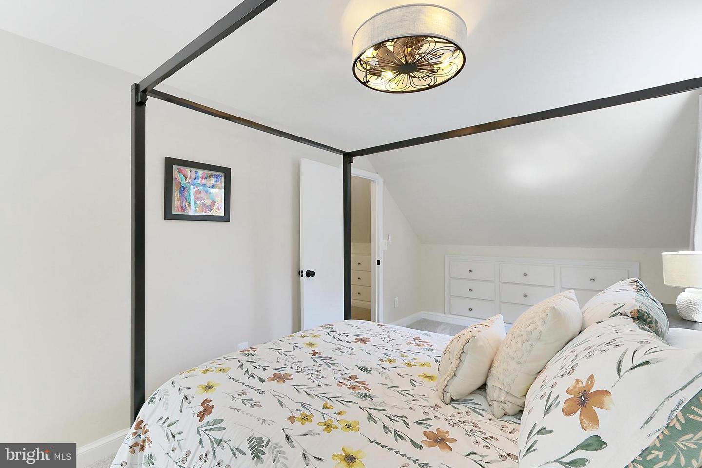 5712 18TH RD N, ARLINGTON, Virginia 22205, 4 Bedrooms Bedrooms, 9 Rooms Rooms,2 BathroomsBathrooms,Residential,For sale,5712 18TH RD N,VAAR2056008 MLS # VAAR2056008