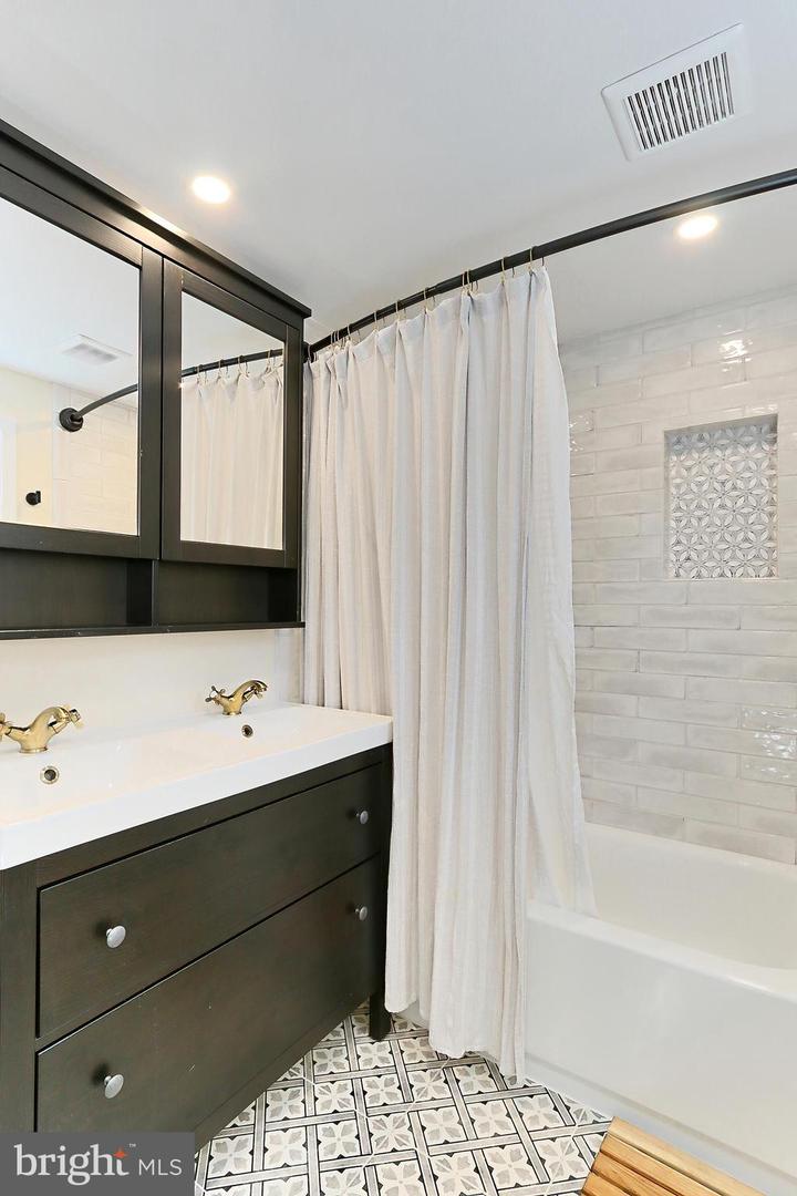 5712 18TH RD N, ARLINGTON, Virginia 22205, 4 Bedrooms Bedrooms, 9 Rooms Rooms,2 BathroomsBathrooms,Residential,For sale,5712 18TH RD N,VAAR2056008 MLS # VAAR2056008