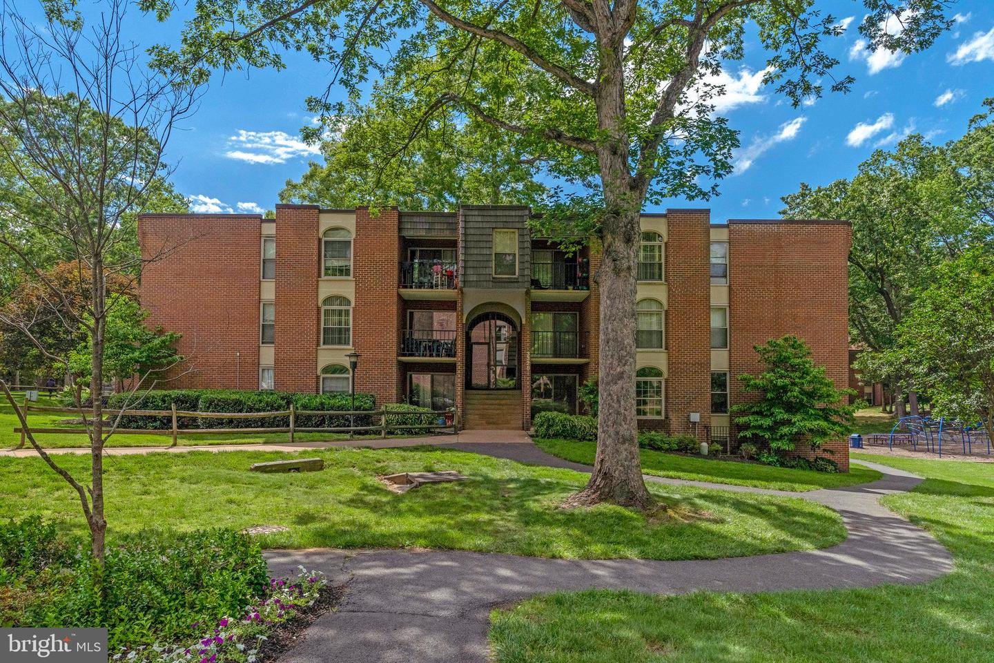 3328 WOODBURN VILLAGE DR #14, ANNANDALE, Virginia 22003, 2 Bedrooms Bedrooms, ,1 BathroomBathrooms,Residential,For sale,3328 WOODBURN VILLAGE DR #14,VAFX2234124 MLS # VAFX2234124