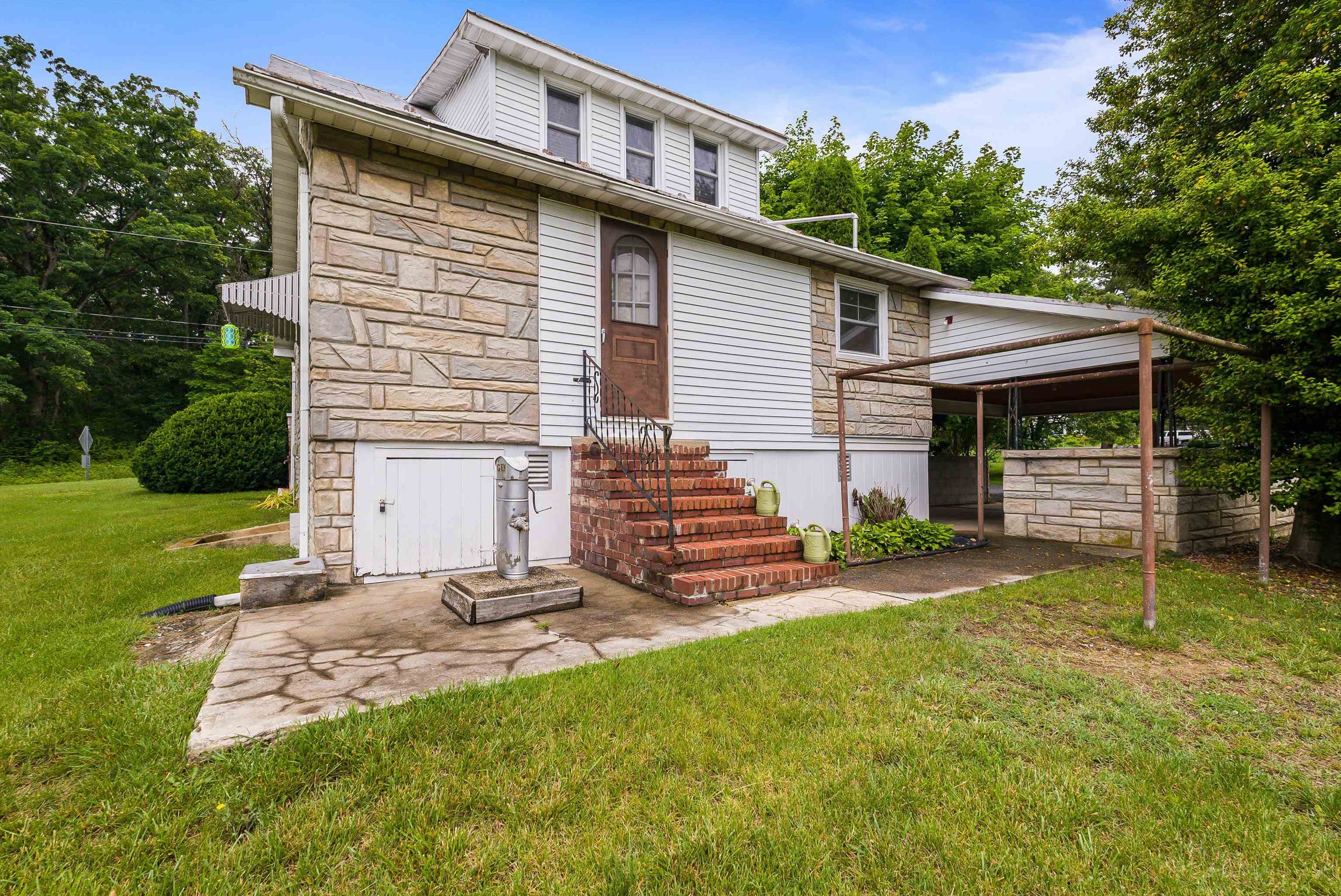 4056 EAST POINT RD, ELKTON, Virginia 22827, 4 Bedrooms Bedrooms, ,1 BathroomBathrooms,Residential,4056 EAST POINT RD,665426 MLS # 665426