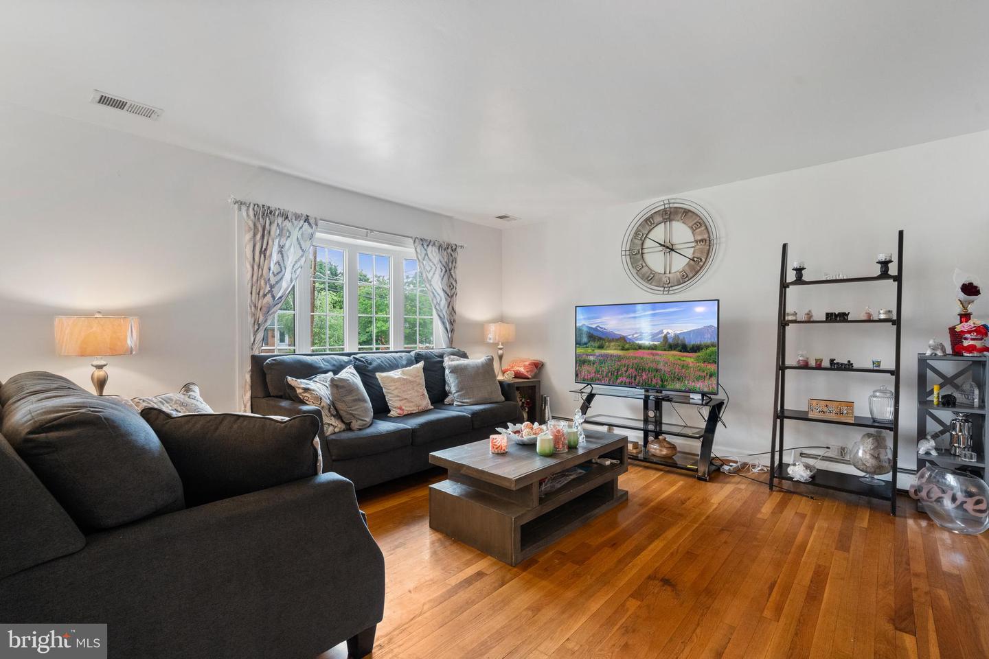 14033 ROANOKE ST, WOODBRIDGE, Virginia 22191, 5 Bedrooms Bedrooms, ,3 BathroomsBathrooms,Residential,For sale,14033 ROANOKE ST,VAPW2094116 MLS # VAPW2094116