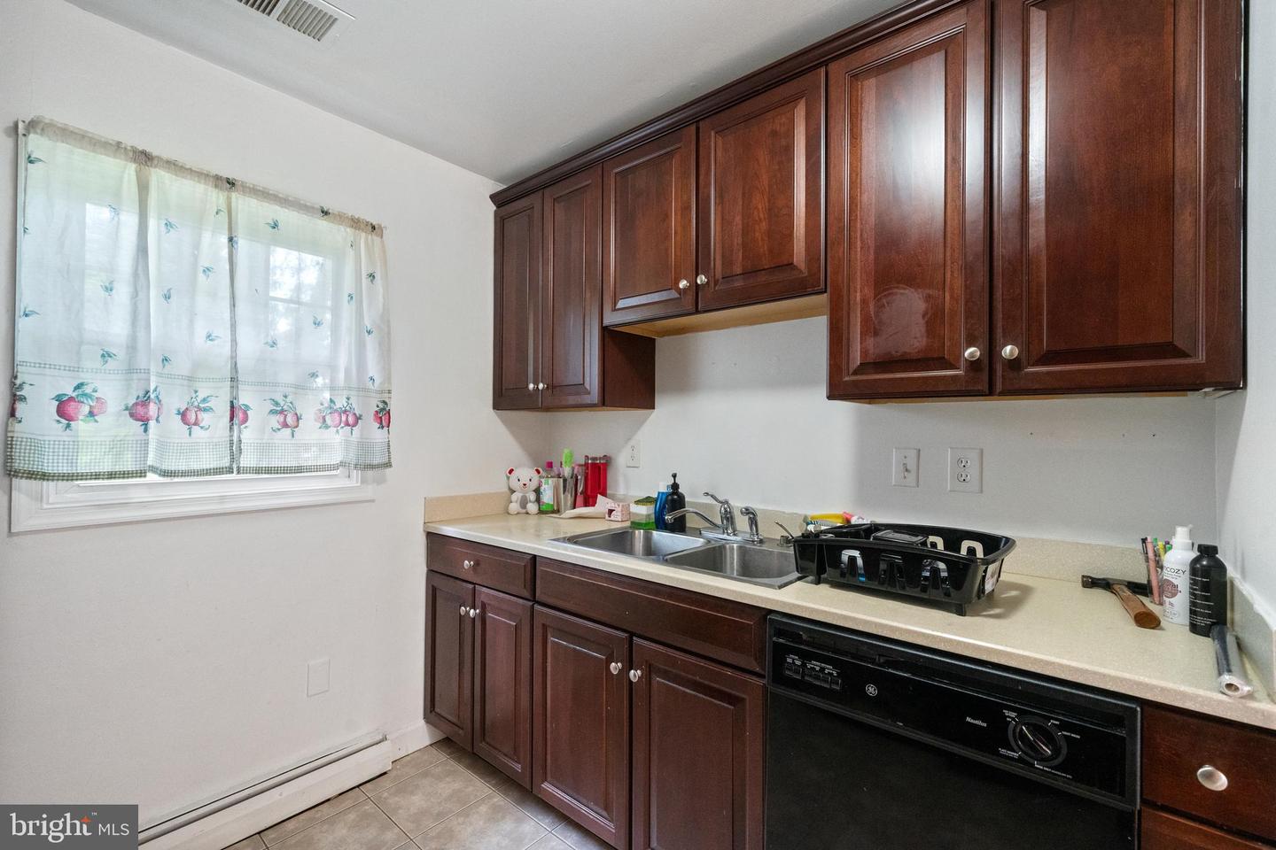 14033 ROANOKE ST, WOODBRIDGE, Virginia 22191, 5 Bedrooms Bedrooms, ,3 BathroomsBathrooms,Residential,For sale,14033 ROANOKE ST,VAPW2094116 MLS # VAPW2094116