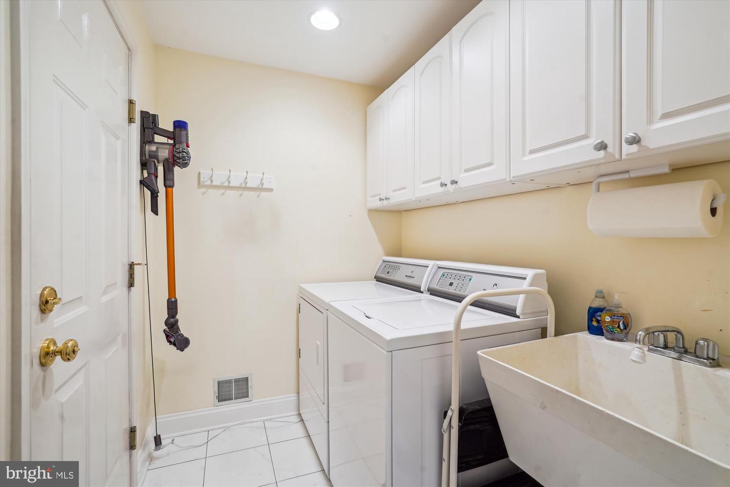 1326 MOORE PL SW, LEESBURG, Virginia 20175, 4 Bedrooms Bedrooms, ,3 BathroomsBathrooms,Residential,For sale,1326 MOORE PL SW,VALO2095846 MLS # VALO2095846