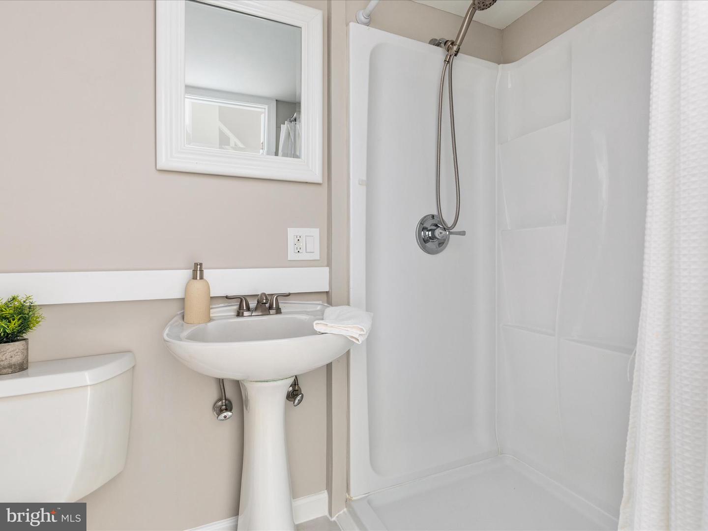16 SYDNOR ST, HAMILTON, Virginia 20158, 3 Bedrooms Bedrooms, ,2 BathroomsBathrooms,Residential,For sale,16 SYDNOR ST,VALO2096658 MLS # VALO2096658