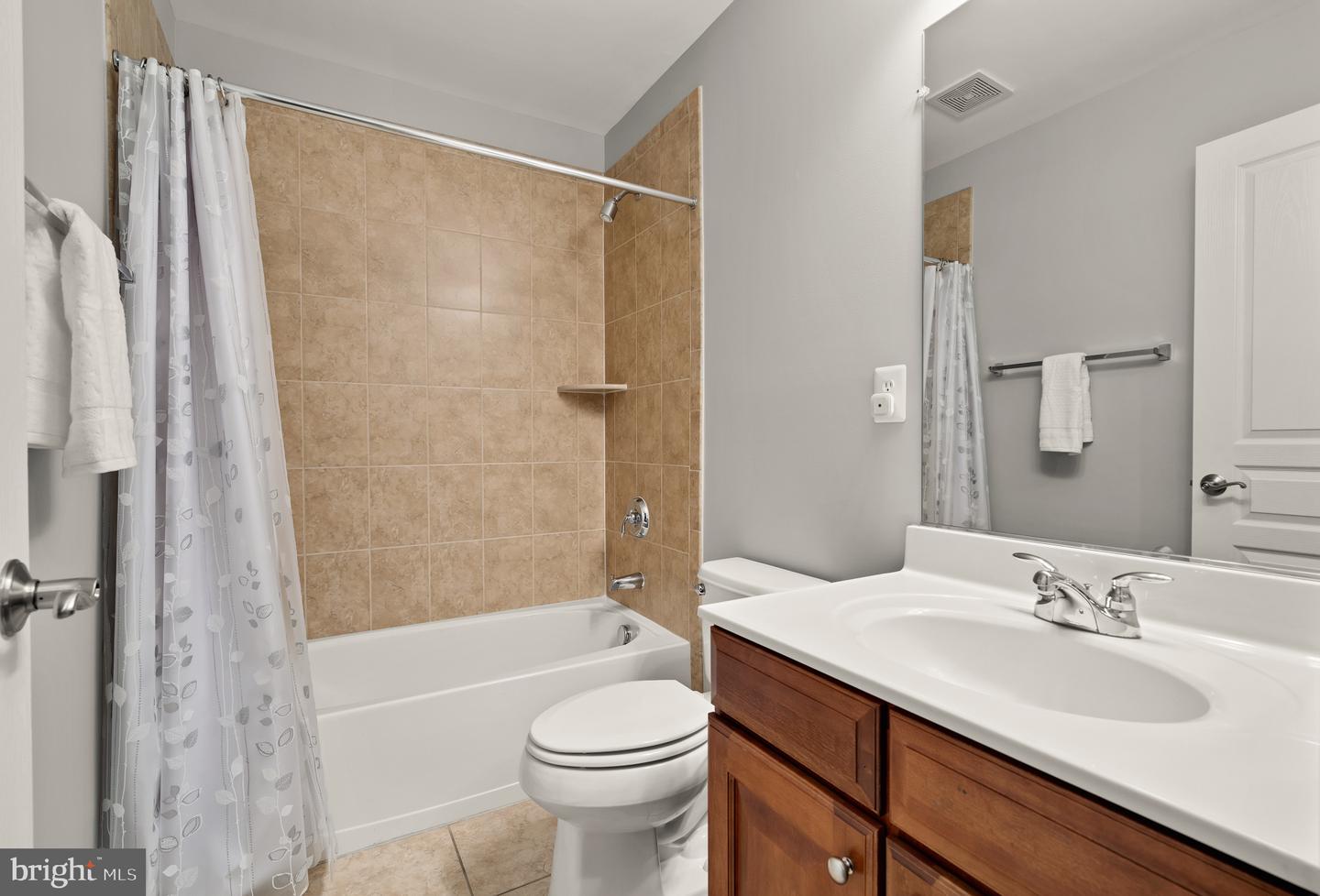 2660 S KENMORE CT, ARLINGTON, Virginia 22206, 3 Bedrooms Bedrooms, ,3 BathroomsBathrooms,Residential,For sale,2660 S KENMORE CT,VAAR2058318 MLS # VAAR2058318
