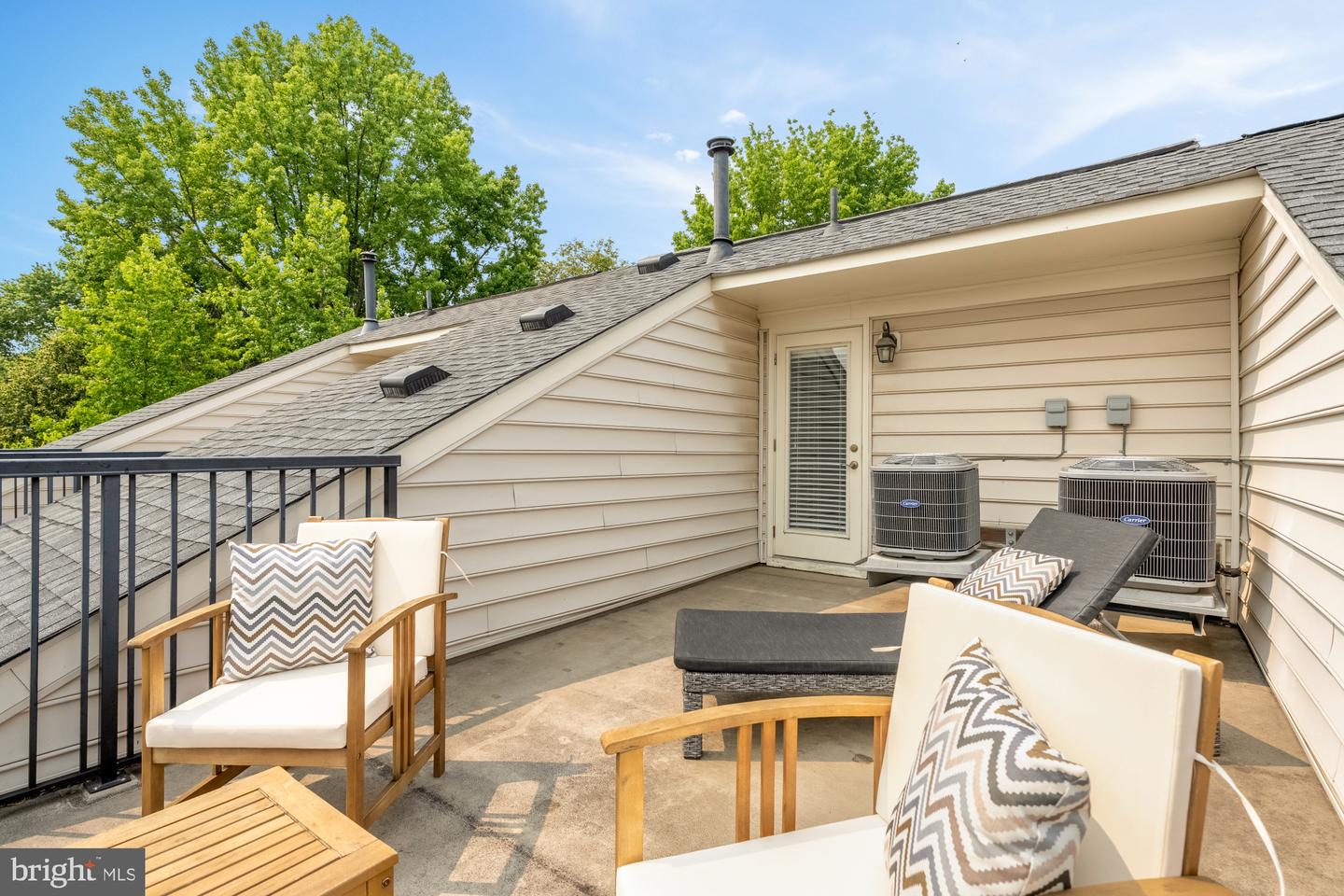 2660 S KENMORE CT, ARLINGTON, Virginia 22206, 3 Bedrooms Bedrooms, ,3 BathroomsBathrooms,Residential,For sale,2660 S KENMORE CT,VAAR2058318 MLS # VAAR2058318