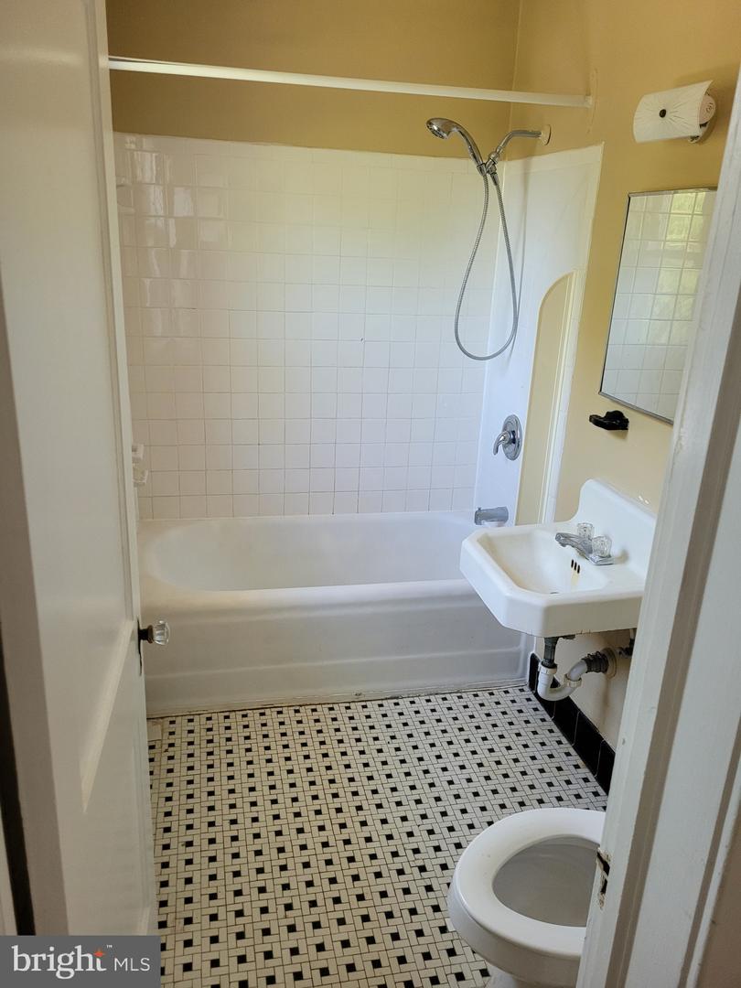 821 N JACKSON ST, ARLINGTON, Virginia 22201, 5 Bedrooms Bedrooms, 18 Rooms Rooms,5 BathroomsBathrooms,Residential,For sale,821 N JACKSON ST,VAAR2058756 MLS # VAAR2058756