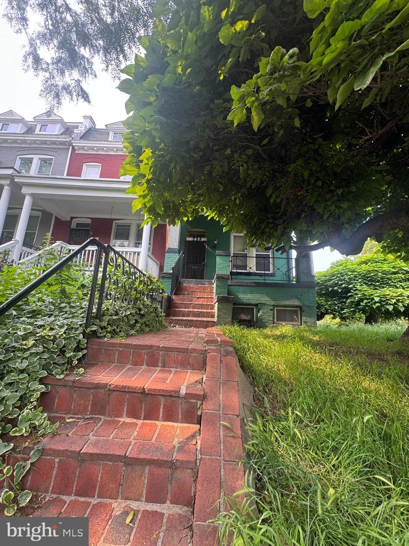 236 RANDOLPH PL NE, WASHINGTON, District Of Columbia 20002, 3 Bedrooms Bedrooms, ,2 BathroomsBathrooms,Residential,For sale,236 RANDOLPH PL NE,DCDC2204346 MLS # DCDC2204346