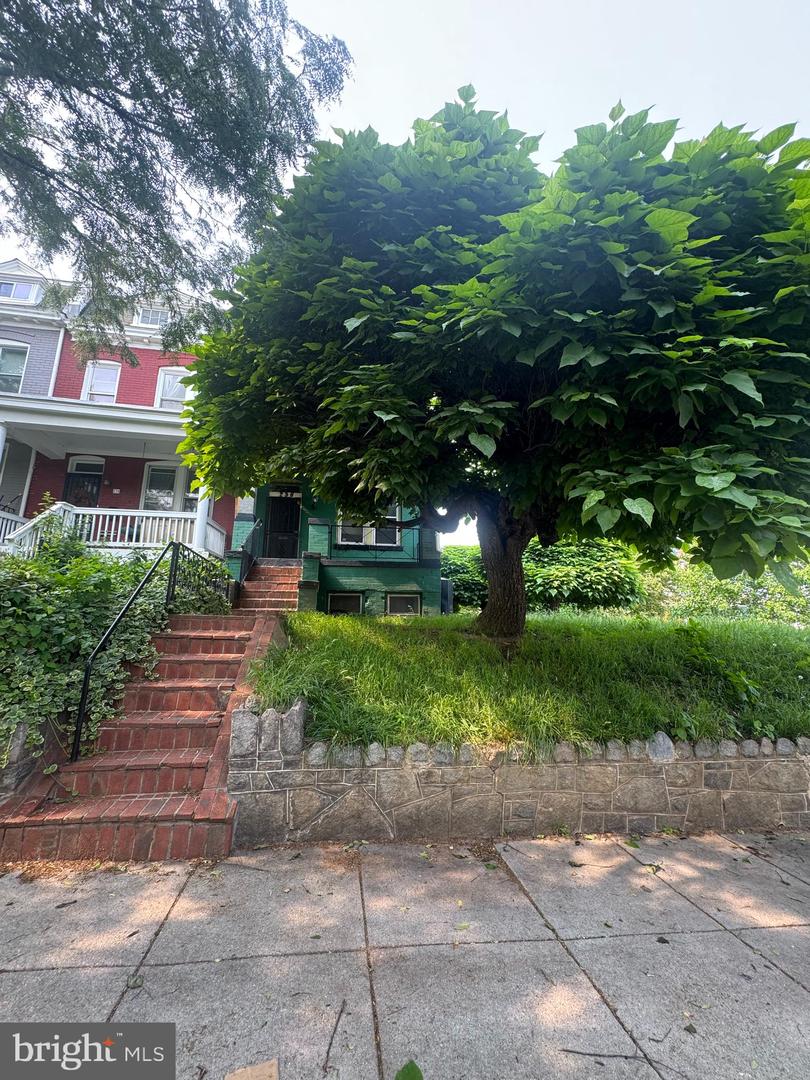 236 RANDOLPH PL NE, WASHINGTON, District Of Columbia 20002, 3 Bedrooms Bedrooms, ,2 BathroomsBathrooms,Residential,For sale,236 RANDOLPH PL NE,DCDC2204346 MLS # DCDC2204346