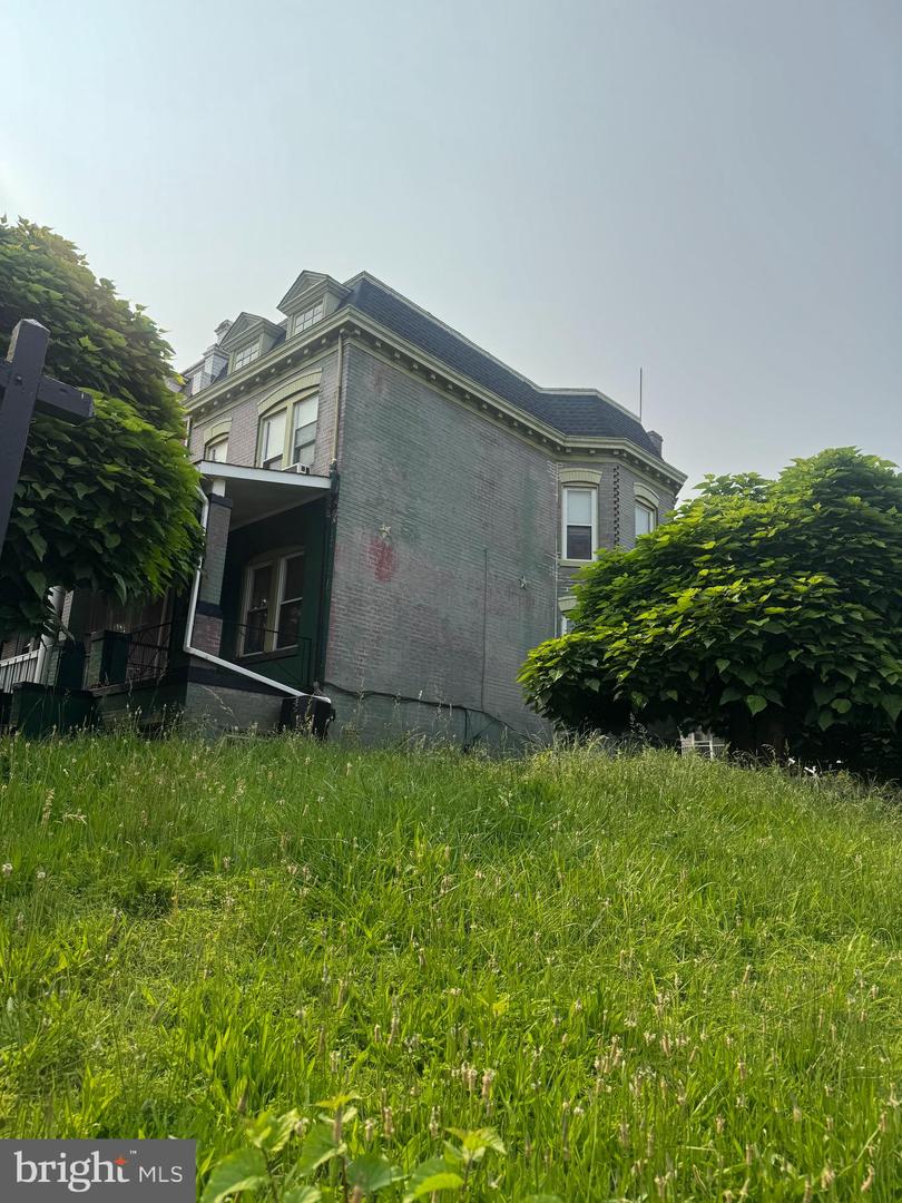 236 RANDOLPH PL NE, WASHINGTON, District Of Columbia 20002, 3 Bedrooms Bedrooms, ,2 BathroomsBathrooms,Residential,For sale,236 RANDOLPH PL NE,DCDC2204346 MLS # DCDC2204346