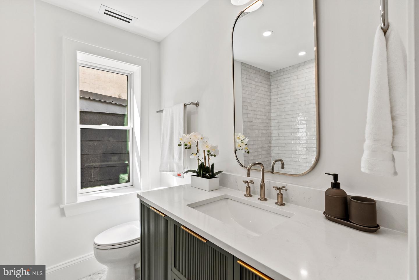 2460 ONTARIO RD NW, WASHINGTON, District Of Columbia 20009, 5 Bedrooms Bedrooms, ,4 BathroomsBathrooms,Residential,For sale,2460 ONTARIO RD NW,DCDC2148886 MLS # DCDC2148886