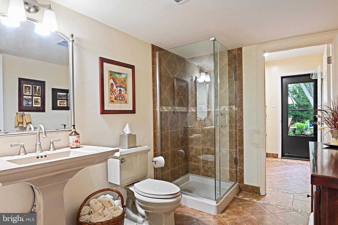 10404 TRUMPETER CT, VIENNA, Virginia 22182, 4 Bedrooms Bedrooms, 19 Rooms Rooms,3 BathroomsBathrooms,Residential,For sale,10404 TRUMPETER CT,VAFX2242112 MLS # VAFX2242112
