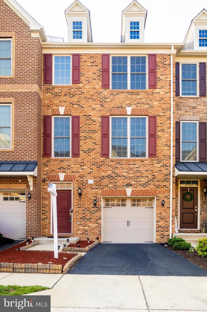 42624 LISBURN CHASE TER, CHANTILLY, Virginia 20152, 3 Bedrooms Bedrooms, ,3 BathroomsBathrooms,Residential,For sale,42624 LISBURN CHASE TER,VALO2097374 MLS # VALO2097374