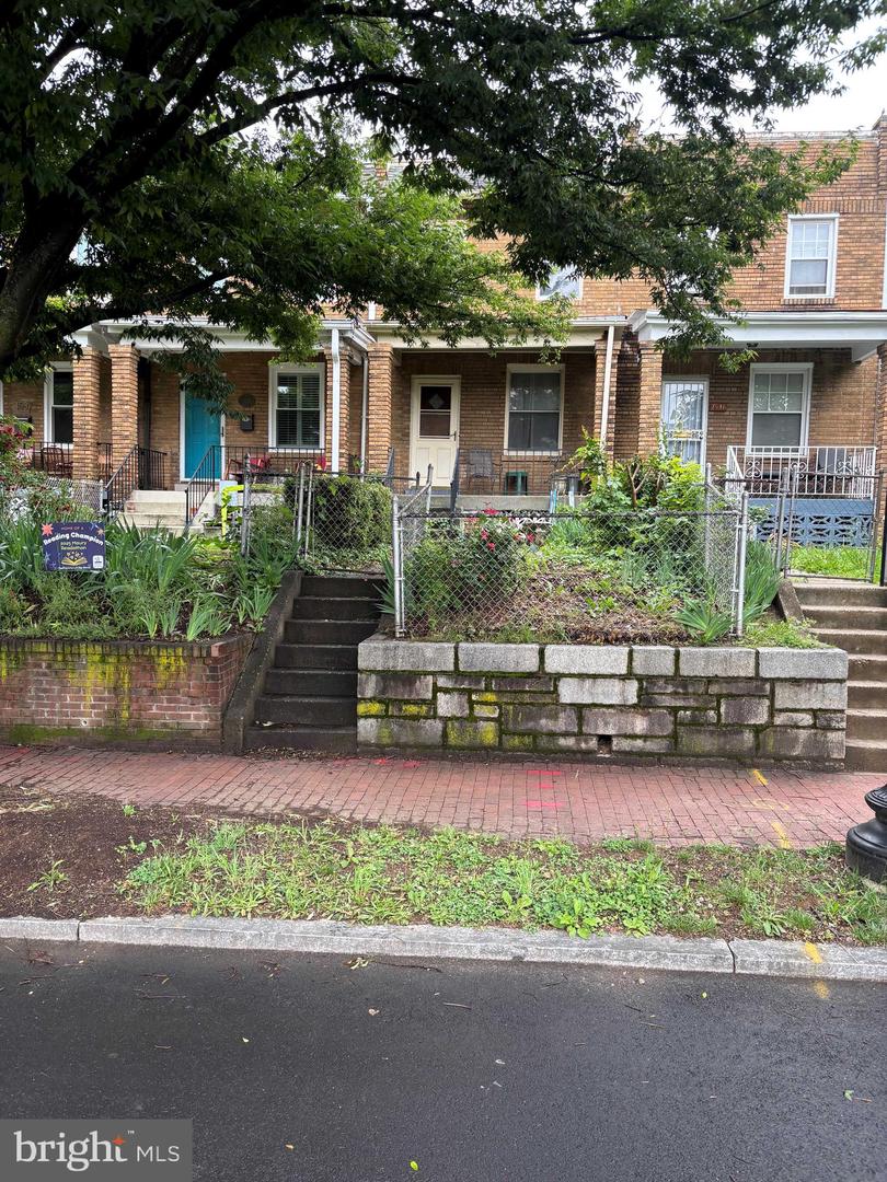 1533 NORTH CAROLINA AVE NE, WASHINGTON, District Of Columbia 20002, 3 Bedrooms Bedrooms, ,1 BathroomBathrooms,Residential,For sale,1533 NORTH CAROLINA AVE NE,DCDC2201762 MLS # DCDC2201762