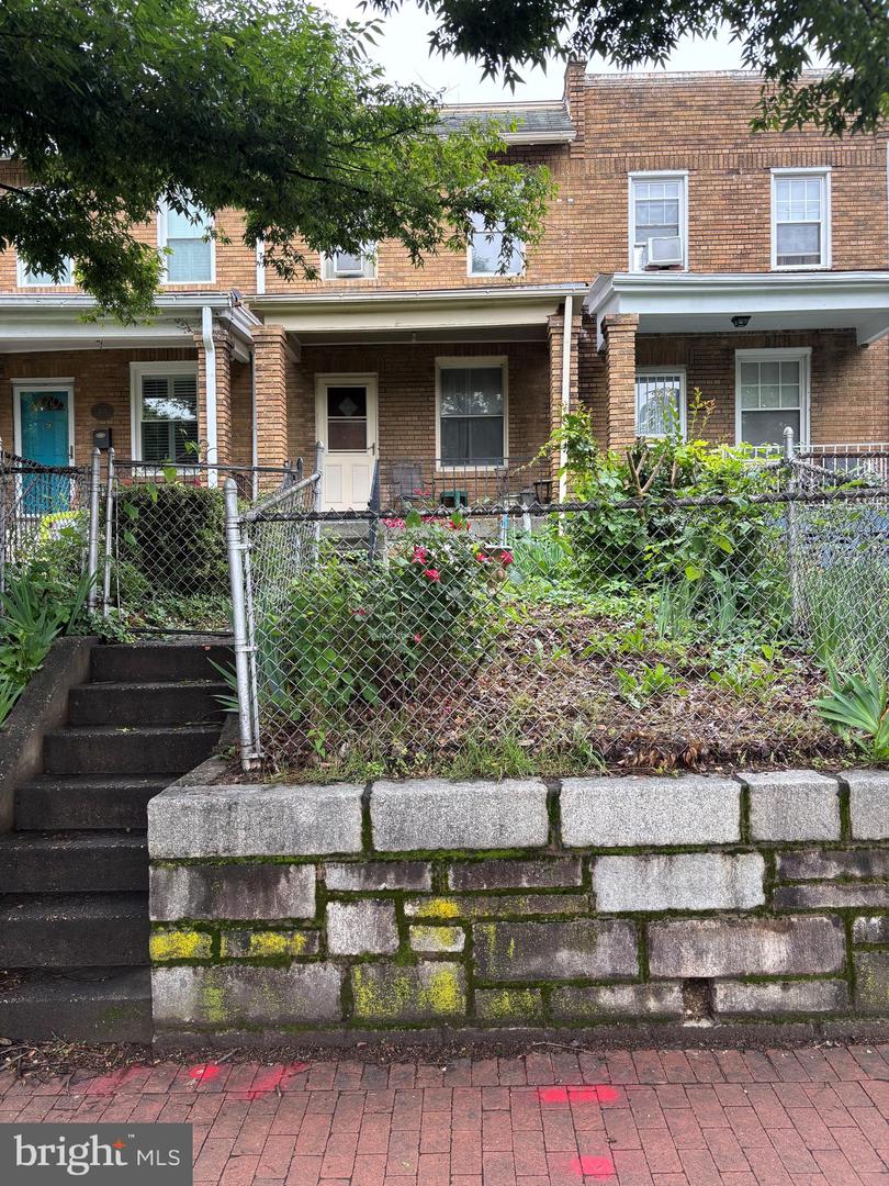 1533 NORTH CAROLINA AVE NE, WASHINGTON, District Of Columbia 20002, 3 Bedrooms Bedrooms, ,1 BathroomBathrooms,Residential,For sale,1533 NORTH CAROLINA AVE NE,DCDC2201762 MLS # DCDC2201762