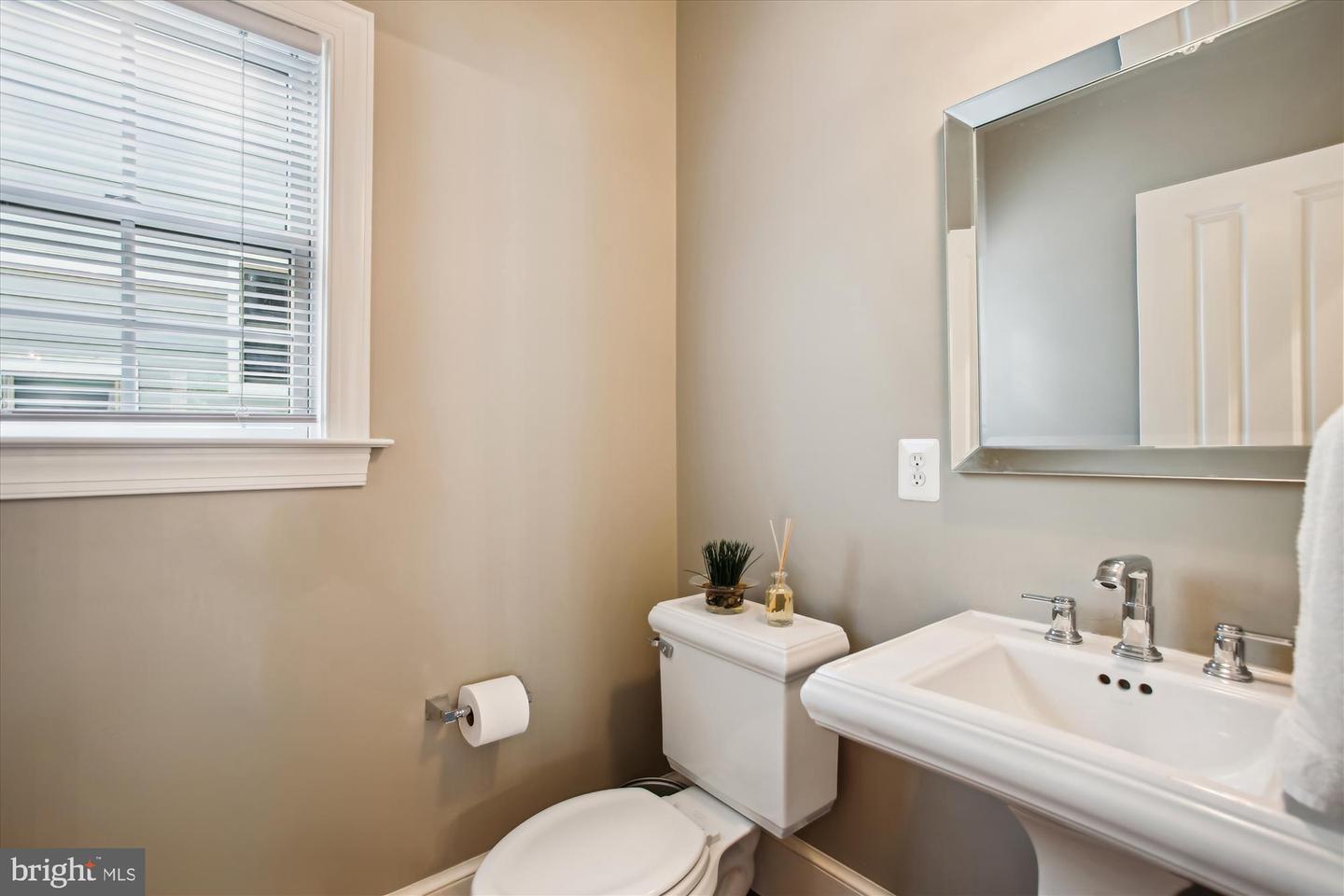 2371 N EDGEWOOD ST, ARLINGTON, Virginia 22207, 4 Bedrooms Bedrooms, ,4 BathroomsBathrooms,Residential,For sale,2371 N EDGEWOOD ST,VAAR2058034 MLS # VAAR2058034