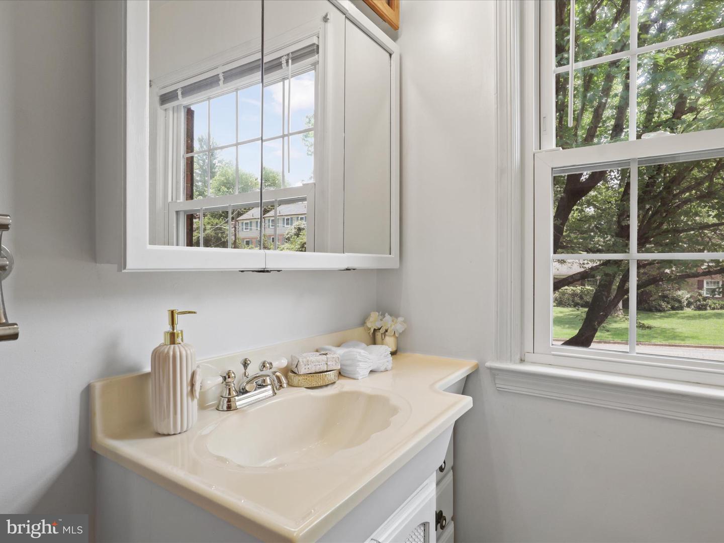 7400 LANHAM RD, FALLS CHURCH, Virginia 22043, 5 Bedrooms Bedrooms, ,2 BathroomsBathrooms,Residential,For sale,7400 LANHAM RD,VAFX2242428 MLS # VAFX2242428