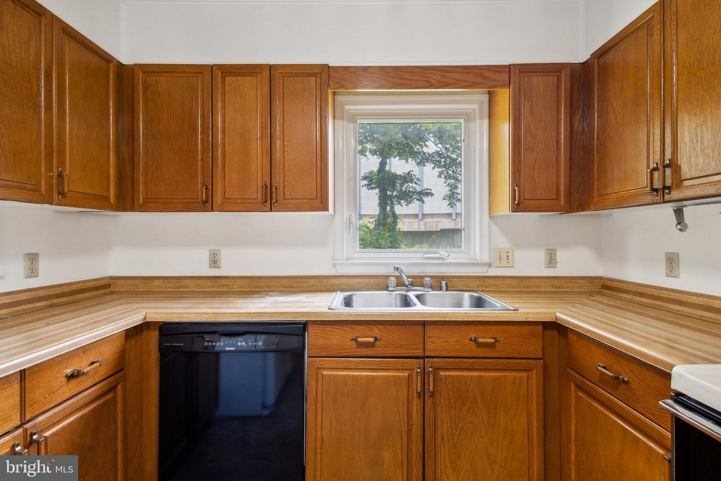 3112 FAIR WOODS PKWY, FAIRFAX, Virginia 22030, 3 Bedrooms Bedrooms, ,2 BathroomsBathrooms,Residential,For sale,3112 FAIR WOODS PKWY,VAFC2006358 MLS # VAFC2006358