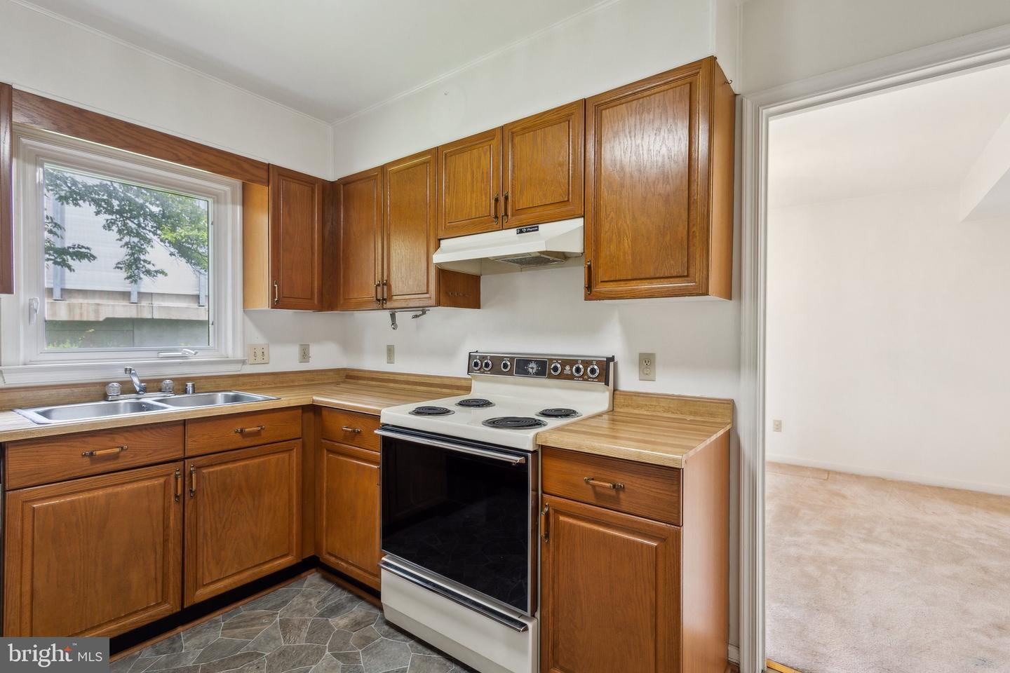 3112 FAIR WOODS PKWY, FAIRFAX, Virginia 22030, 3 Bedrooms Bedrooms, ,2 BathroomsBathrooms,Residential,For sale,3112 FAIR WOODS PKWY,VAFC2006358 MLS # VAFC2006358