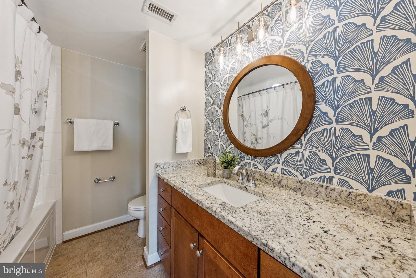 4089 S FOUR MILE RUN DR #203, ARLINGTON, Virginia 22204, 2 Bedrooms Bedrooms, ,2 BathroomsBathrooms,Residential,For sale,4089 S FOUR MILE RUN DR #203,VAAR2058108 MLS # VAAR2058108