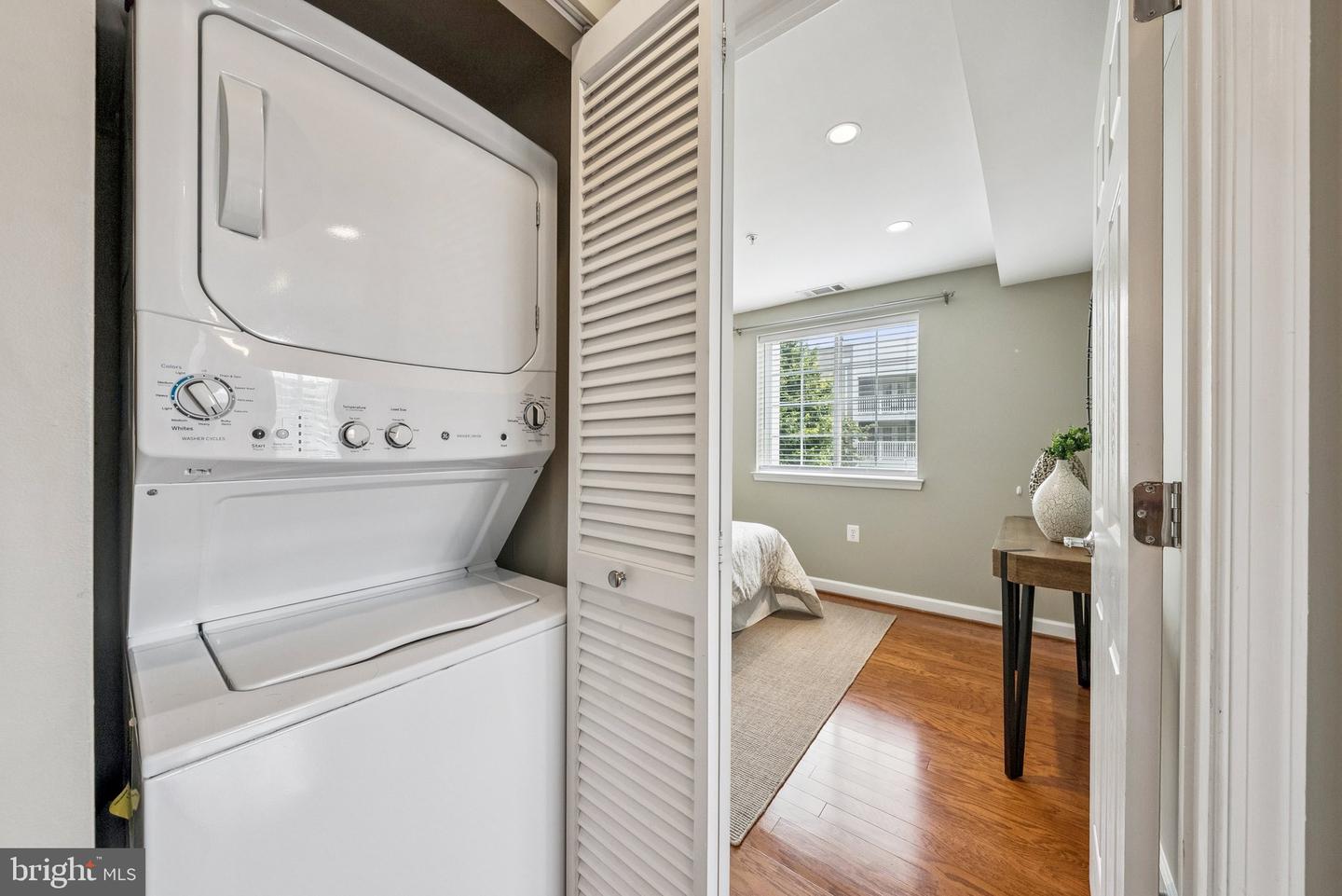4089 S FOUR MILE RUN DR #203, ARLINGTON, Virginia 22204, 2 Bedrooms Bedrooms, ,2 BathroomsBathrooms,Residential,For sale,4089 S FOUR MILE RUN DR #203,VAAR2058108 MLS # VAAR2058108