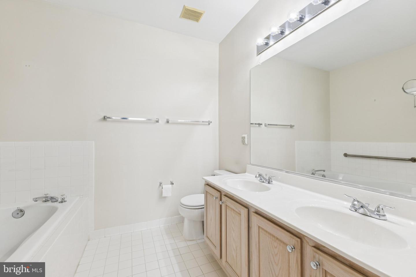 25272 RIFFLEFORD SQ #104, CHANTILLY, Virginia 20152, 2 Bedrooms Bedrooms, ,2 BathroomsBathrooms,Residential,For sale,25272 RIFFLEFORD SQ #104,VALO2097742 MLS # VALO2097742