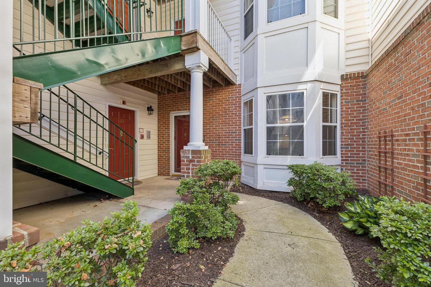 25272 RIFFLEFORD SQ #104, CHANTILLY, Virginia 20152, 2 Bedrooms Bedrooms, ,2 BathroomsBathrooms,Residential,For sale,25272 RIFFLEFORD SQ #104,VALO2097742 MLS # VALO2097742